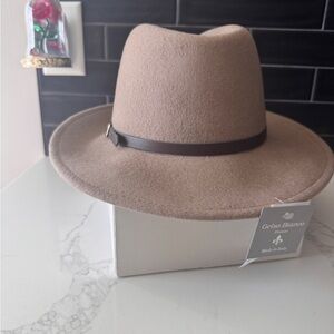 🤎BRAND NEW Tan Felt Fedora Hat with Brown Band🤎